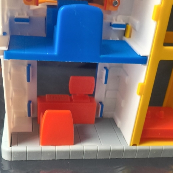 Police Station Playset with Blue and Orange Details - Picture 5 of 10